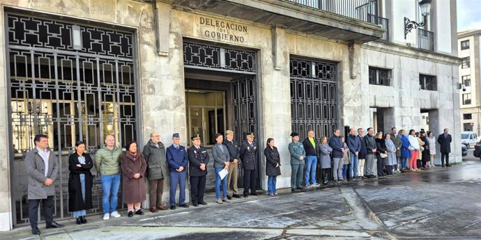 La delegada del Gobierno en Asturias, Adriana Lastra, preside el minuto de silencio en la Delegación.