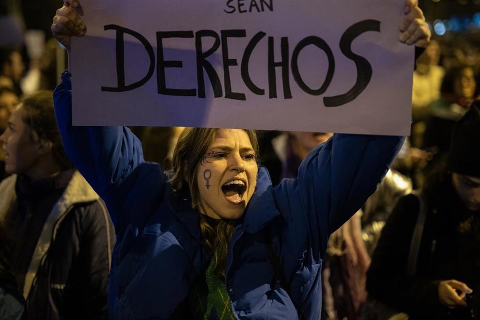 Archivo - Una mujer sostiene un cartel durante la manifestación convocada por la Comisión 8M por el Día Internacional de la Mujer, a 8 de marzo de 2024, en Madrid (España). La Comisión 8M ha convocado esta protesta bajo el lema, Patriarcado, Genocidios