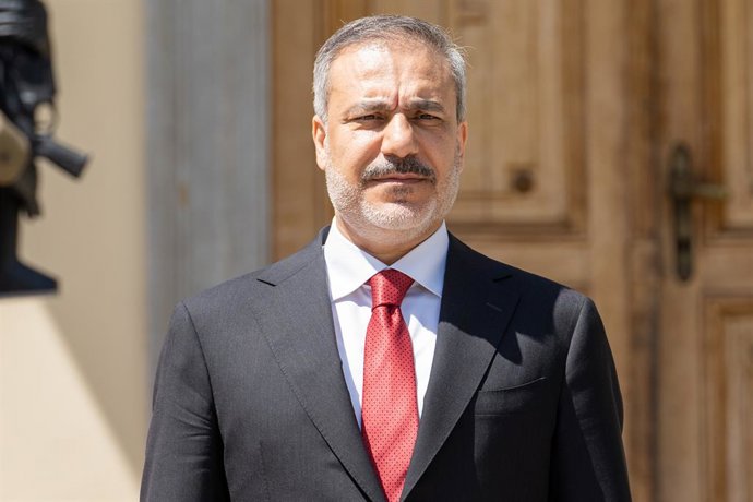 Archivo - Arquivo - 26 de junho de 2024, HelenóW, Polnia: O Ministro das Relaes Exteriores da Turquia, Hakan Fidan, olha para a cmera enquanto é recebido pelo Ministro das Relaes Exteriores da Polnia, Radoslaw Sikorski. Em 26 de junho de 2024, o 