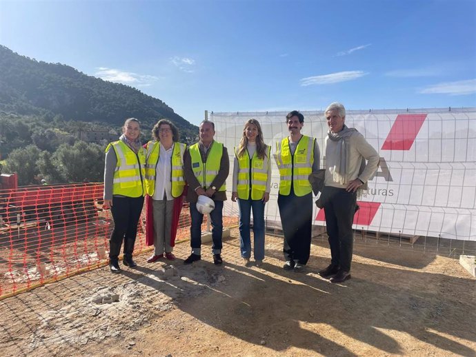 La consellera de Familias y Asuntos Sociales, Catalina Cirer, y la alcaldesa de Andratx, Estefanía Gonzalvo, en el acto de colocación de la primera piedra de la residencia de Andratx.