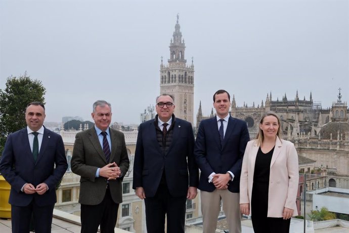 El presidente de la Diputación de Granada, Francisco Pedro Rodríguez; el alcalde de Sevilla,  José Luis Sanz;  el consejero de Turismo, Arturo Bernal; el director de Estrategia de Vueling,  Jordi Pla, y la directora de Asuntos Corporativos Sandra Hors.