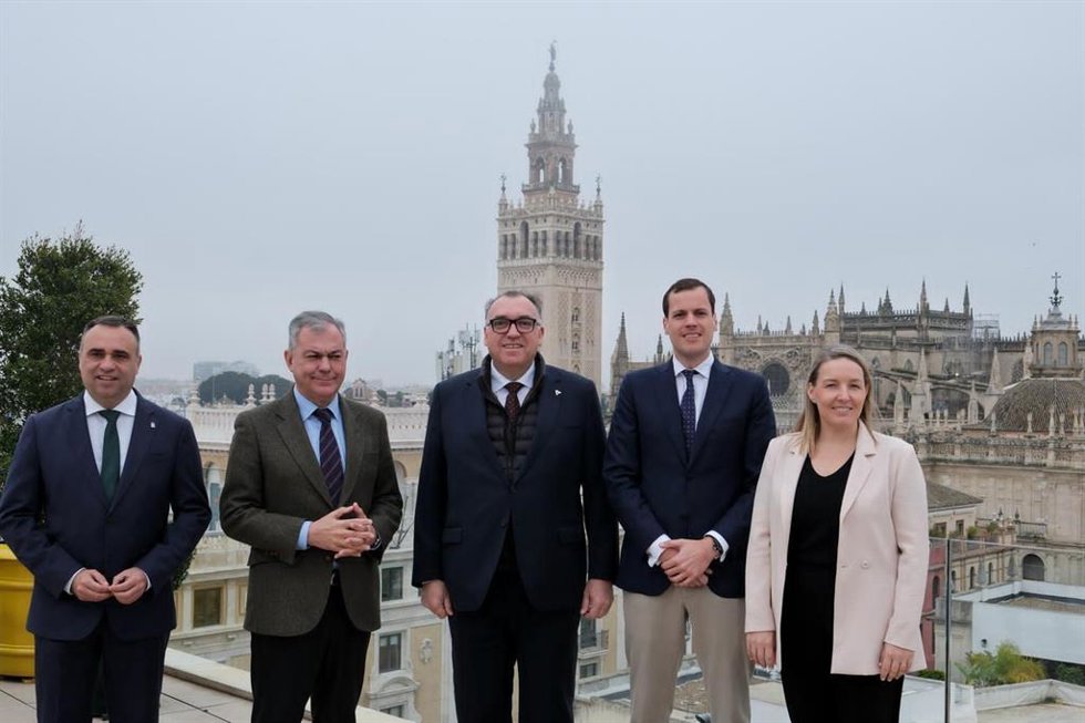 El presidente de la Diputación de Granada, Francisco Pedro Rodríguez; el alcalde de Sevilla,  José Luis Sanz;  el consejero de Turismo, Arturo Bernal; el director de Estrategia de Vueling,  Jordi Pla, y la directora de Asuntos Corporativos Sandra Hors.