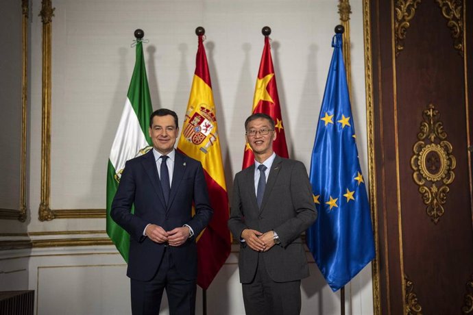 El presidente de la Junta de Andalucía, Juanma Moreno, ha recibido este lunes en el Palacio de San Telmo de Sevilla al embajador de China en España, Yao Jing
