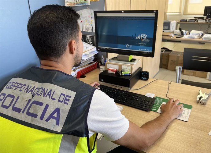 Archivo - Policía Nacional en su puesto de trabajo.