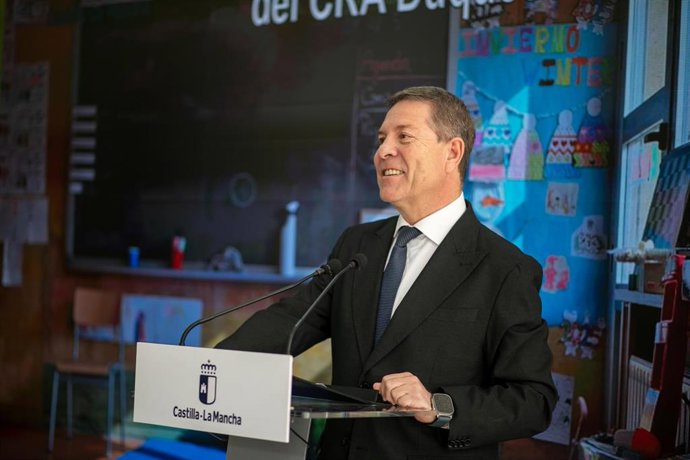 El presidente autonómico, Emiliano García-Page, inaugura la reapertura de la sección de Escariche del Colegio Rural Agrupado ‘Duques de Pastrana’.