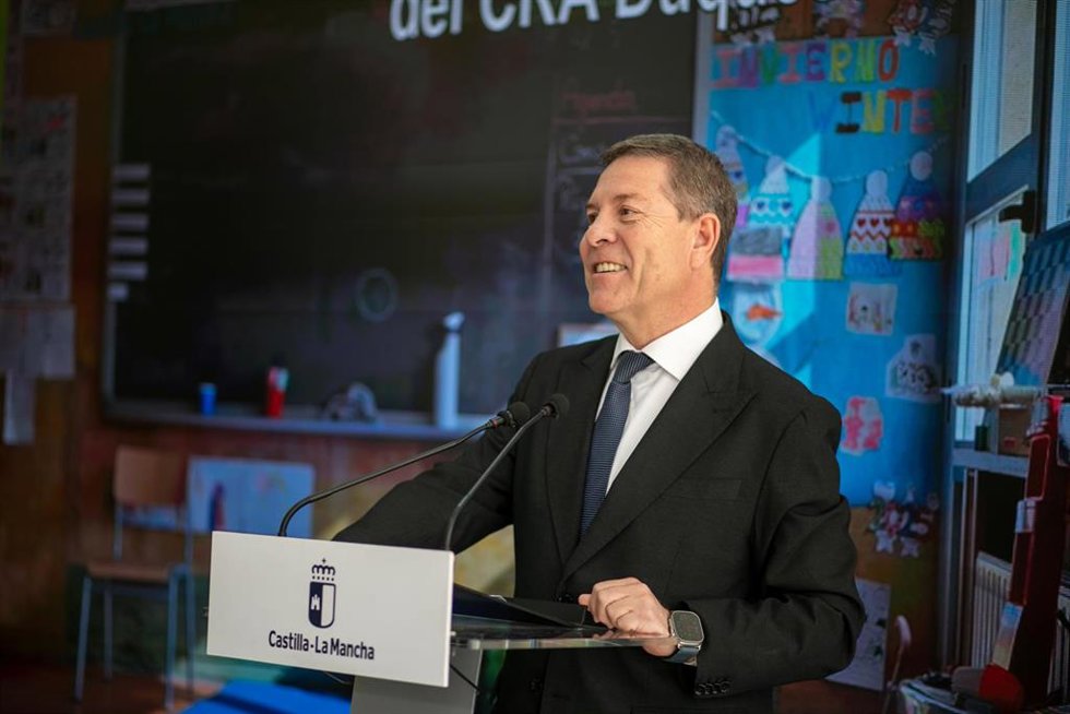 El presidente autonómico, Emiliano García-Page, inaugura la reapertura de la sección de Escariche del Colegio Rural Agrupado Duques de Pastrana.