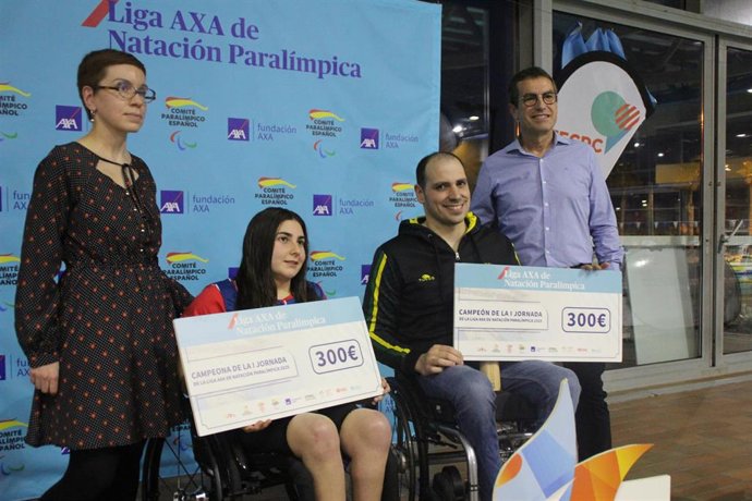 Berta García y Toni Ponce posan tras ganar la primera prueba de la IV Liga AXA de Natación Paralímpica