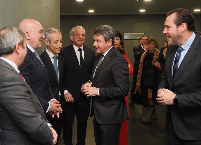 El ministro de Transportes y Movilidad Sostenible, Óscar Puente, saluda al alcalde de Valladolid, Jesús Julio Carnero, durante la  presentación del proyecto de la nueva estación de tren de Valladolid Campo Grande.