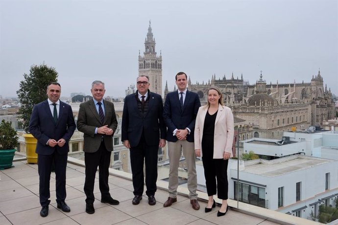 Presentación en Sevilla de los planes de Vueling en Andalucía con la presencia del consejero de Turismo, Arturo Bernal, y el alcalde de Sevilla, José Luis Sanz.