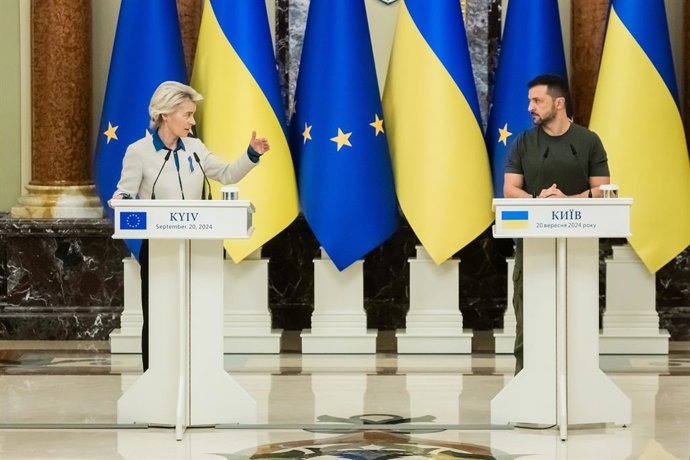 Archivo - Arquivo - 20 de setembro de 2024, Ucrânia, Kiev: Ursula von der Leyen, presidente da Comissão Europeia, e Volodymyr Zelensky, presidente da Ucrânia, falam em uma coletiva de imprensa conjunta no Palácio Presidencial. Foto: Christoph Soeder/dpa P
