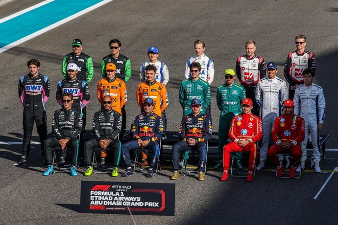 Archivo - Foto de familia de los pilotos de F1 a finales de 2024 en Abu Dabi.