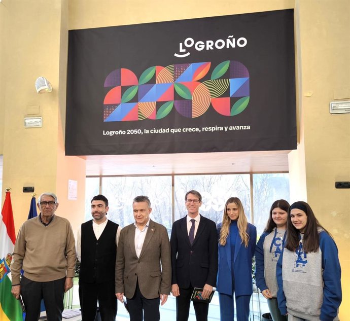 Nùria Moliner, tercera por la derecha, por completo de azul, en la presentación de Logroño 2050