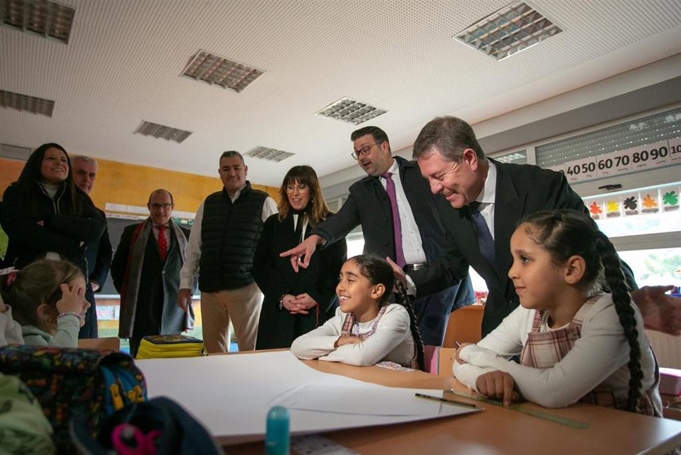 El presidente autonómico, Emiliano García-Page, inaugura la reapertura de la sección de Escariche del Colegio Rural Agrupado Duques de Pastrana.