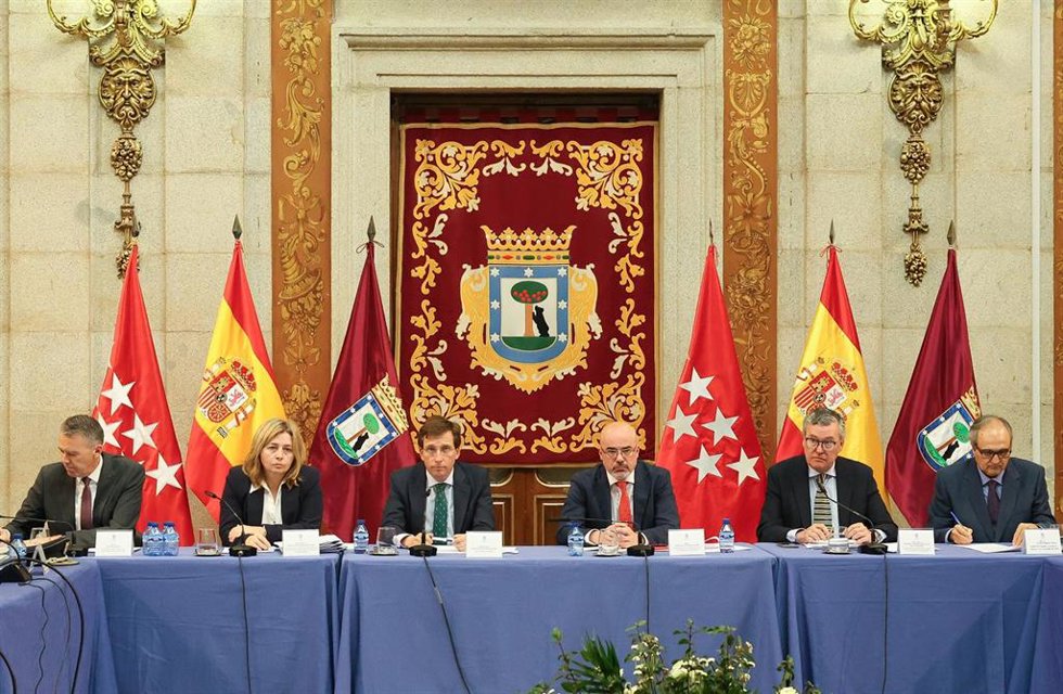 La vicealcaldesa de Madrid, Inmaculada Sanz (2i); el alcalde de Madrid, José Luis Martínez-Almeida (3i), y el delegado del Gobierno en la Comunidad de Madrid, Francisco Martín (4i), durante el Consejo y la Junta Local de Seguridad en la Casa de la Villa
