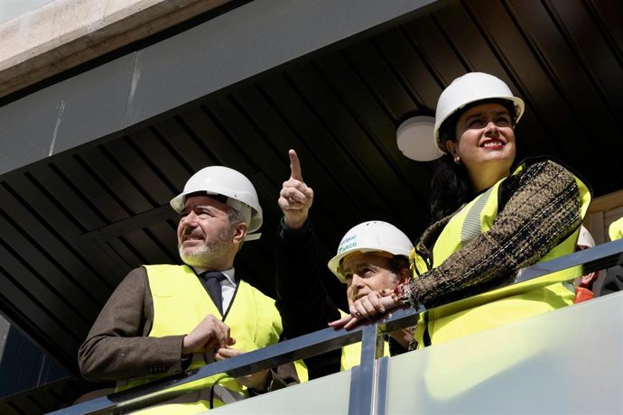 El jefe del Ejecutivo aragonés, Jorge Azcón, junto a la alcaldesa de Huesca, Lorena Orduna, visita unas viviendas en la capital oscense.