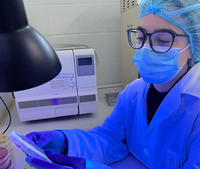 La alumna de la US Paula Garrido en el laboratorio de la empresa en la que realiza las prácticas.