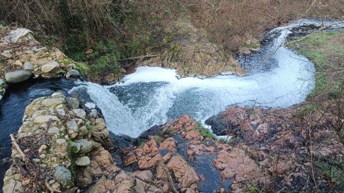Espuma en un tramo de la Riera Major a su paso por Viladrau (Girona)