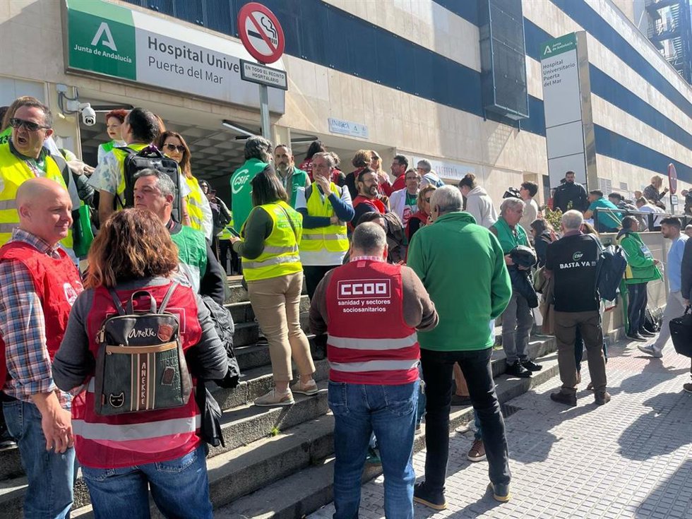 Movilización de sindicatos en el Hospital de Cádiz, donde celebran un encierro.