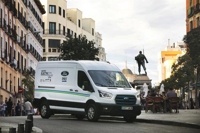 Ford España cede una nueva E-Transit Custom a los comerciante del 'Rastro Electricity' en Madrid.