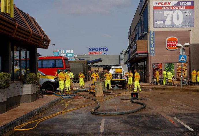 Archivo - Imagen de archivo de varias personas desatascando una alcantarilla en el polígono, a 14 de noviembre de 2024, en Alfafar