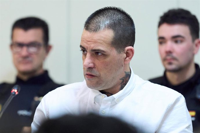 El acusado durante el juicio por matar a su pareja y bebé en Liaños de Villaescusa, a 10 de febrero de 2025, en Santander, Cantabria (España).  