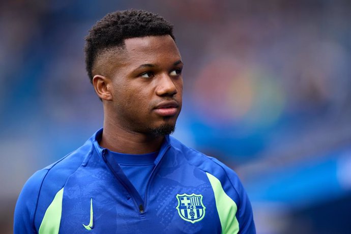 Archivo - Ansu Fati of FC Barcelona looks on prior to the LaLiga EA Sports match between Deportivo Alaves and FC Barcelona at Mendizorrotza on October 6, 2024, in Vitoria, Spain.