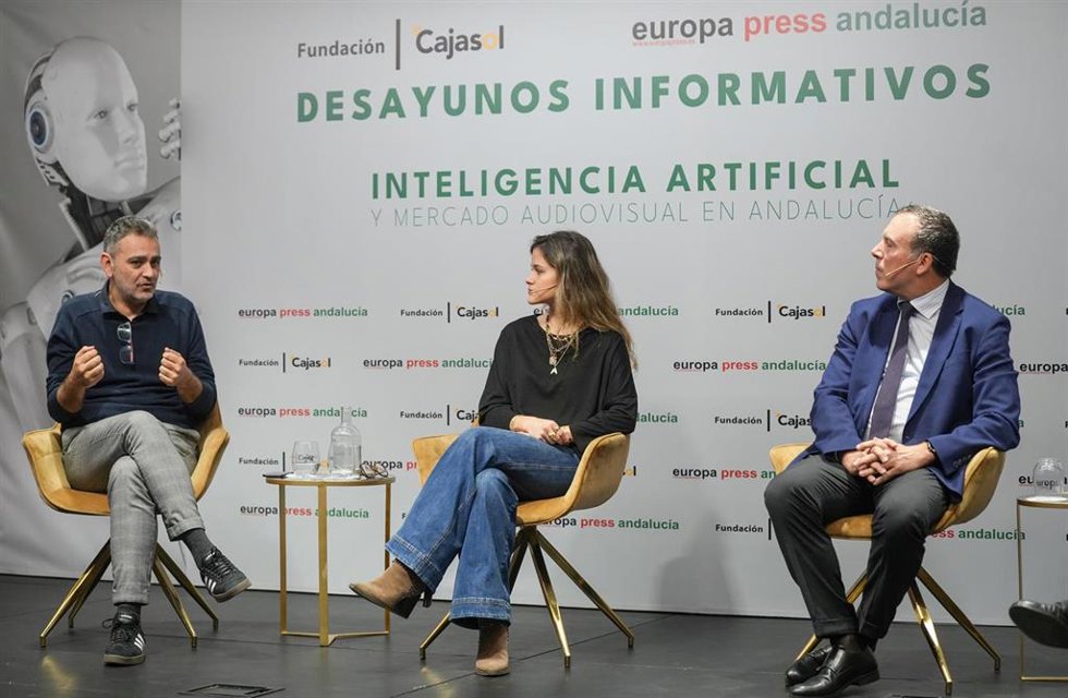 AI Consultant & Project Manager, Alba Meijide (c); el director creativo de Rokyn Animation, Manuel Sicilia (i); el presidente de LAND - Clúster Audiovisual y de Contenidos Digitales de Andalucía, Gustavo Fuentes (d).