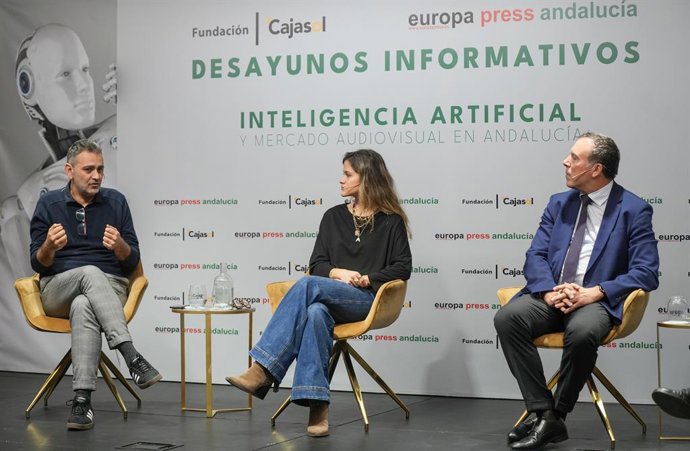 AI Consultant & Project Manager, Alba Meijide (c); el director creativo de Rokyn Animation, Manuel Sicilia (i); el presidente de LAND - Clúster Audiovisual y de Contenidos Digitales de Andalucía, Gustavo Fuentes (d);  en el desayuno informativo. A 17 de f