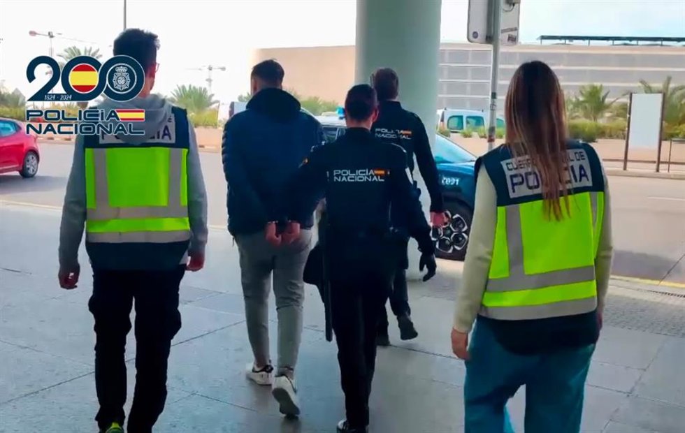 Agentes de la Policía Nacional con el fugitivo detenido en el aeropuerto de Palma.
