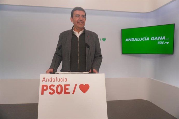 El parlamentario del PSOE-A Mario Jiménez, en rueda de prensa en la sede regional del PSOE-A en Sevilla.