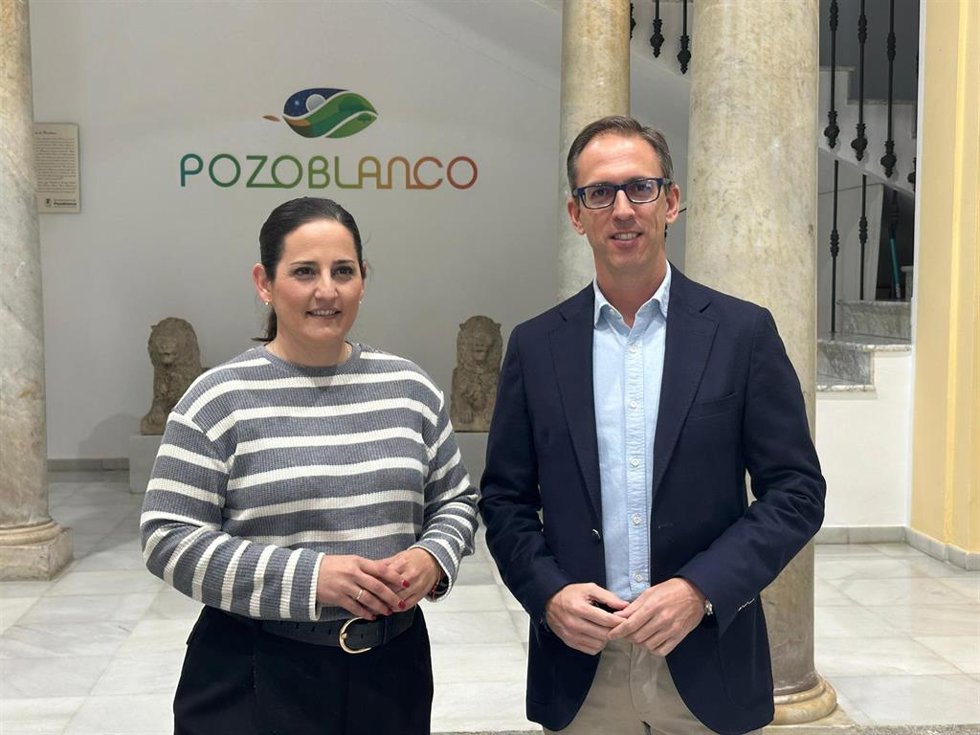 Carmen Granados y Santiago Cabello, en el Ayuntamiento de Pozoblanco.