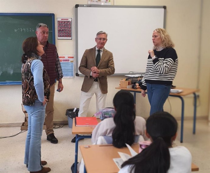 El delegado de Desarrollo Educativo, Miguel Ángel Araúz, en su visita al CEIP San Pablo de Sevilla, centro que incorpora dos nuevos maestros gracias al programa.
