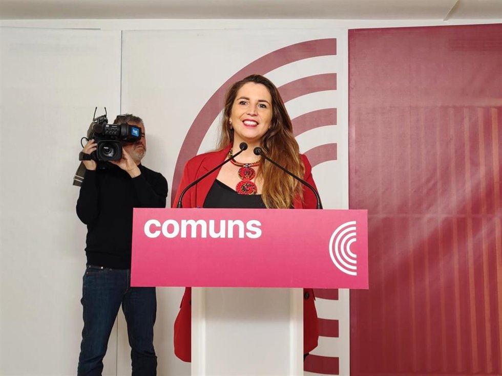 La coordinadora de los Comuns y diputada en el Congreso, Candela López, en rueda de prensa en la sede de los Comuns, a 17 de febrero de 2025, en Barcelona (Catalunya)