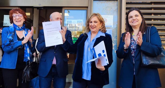 Rosa Bolea, en el edifico Interfacultades tras registrar su candidatura a rectora de la Universidad de Zaragoza