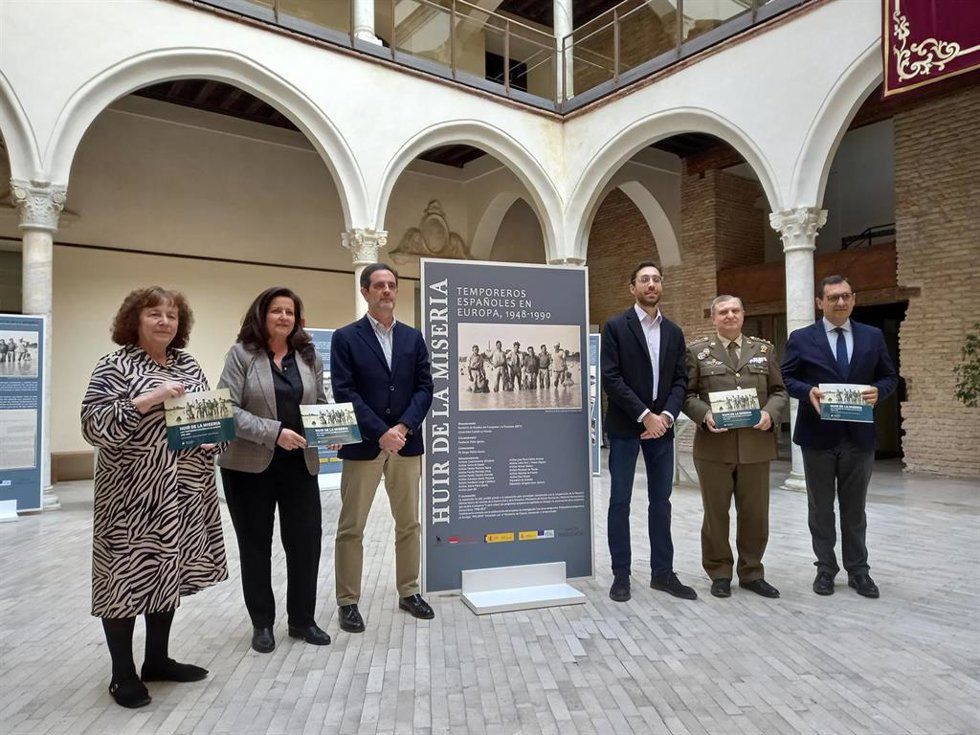 La UCLM inaugura en Toledo una exposición sobre la migración temporal española en Europa.