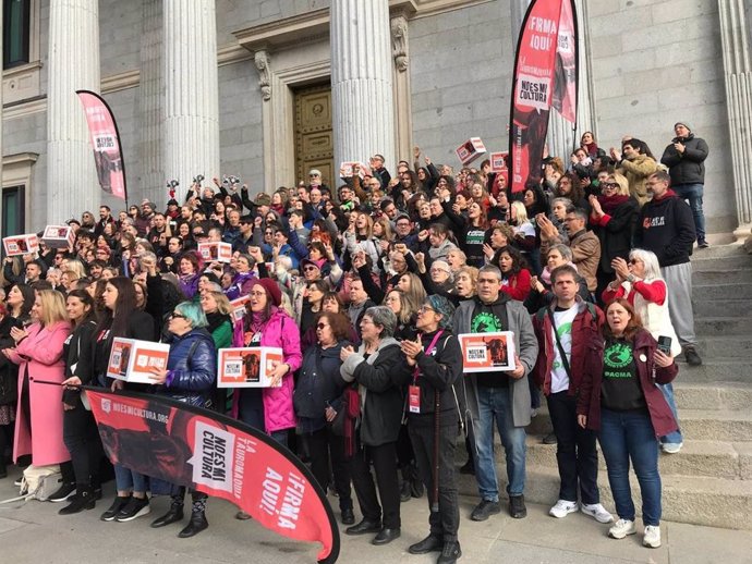 Entregan 715.600 firmas en el Congreso con la ILP 'No es mi cultura' para que la tauromaquia no sea patrimonio cultural.