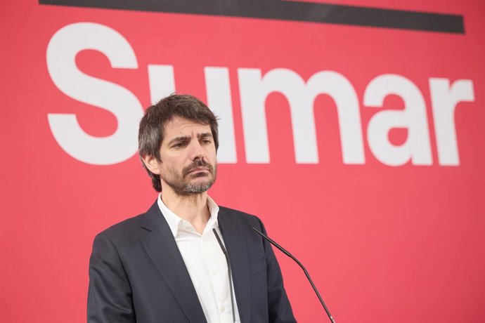 Ernest Urtasun, porta-voz da Sumar, durante uma coletiva de imprensa no Espacio Rastro, em 17 de fevereiro de 2025, em Madri (Espanha).