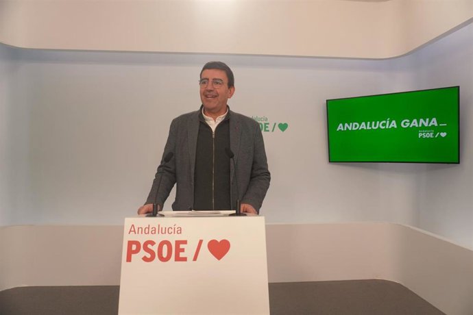 El parlamentario del PSOE-A Mario Jiménez, en rueda de prensa en la sede regional, en Sevilla.