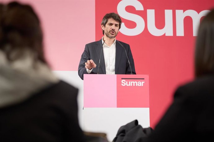 El portavoz de Sumar, Ernest Urtasun, durante una rueda de prensa en el Espacio Rastro, a 17 de febrero de 2025, en Madrid (España).