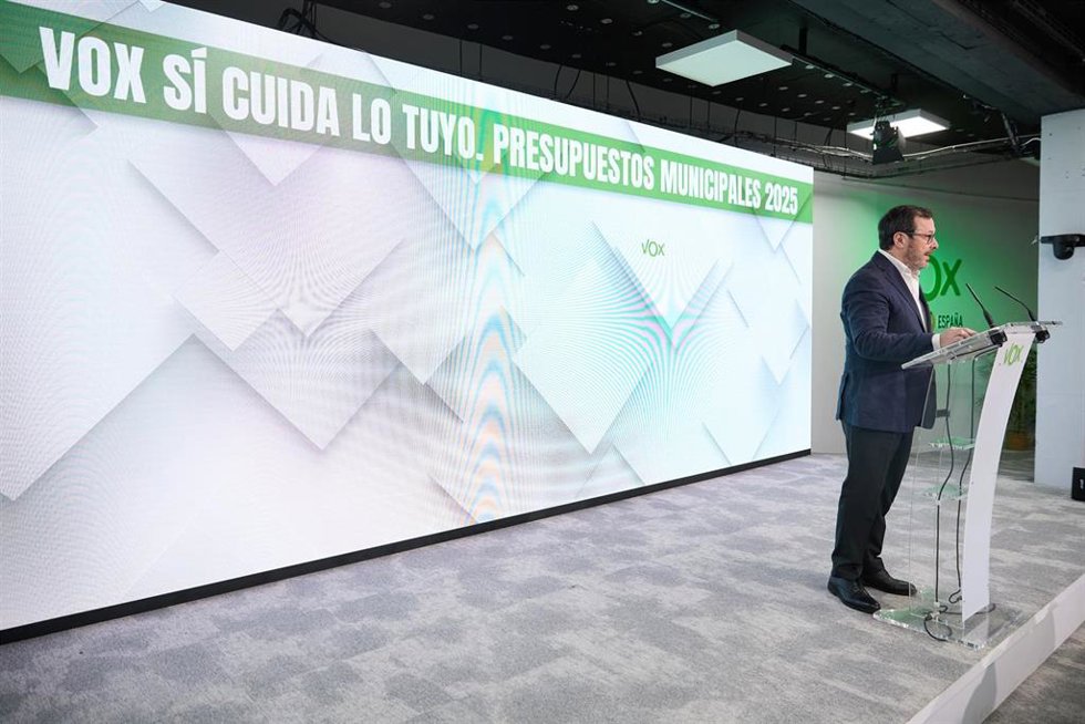 El portavoz de Vox, José Antonio Fúster, durante una rueda de prensa, en la sede de VOX.