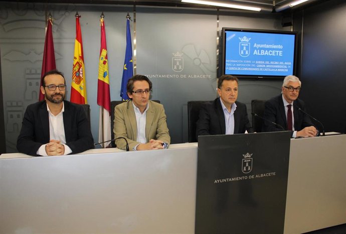 El alcalde, Manuel Serrano, acompañado por los concejales del equipo de Gobierno, Alberto Reina y Carlos Calero y el director gerente de Aguas de Albacete, José Belda.