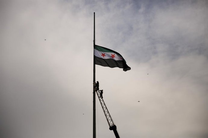 Archivo - 15 de março de 2021: Idlib, Síria. 15 de março de 2021. Uma grande manifestação ocorre na cidade síria de Idlib, controlada pela oposição, no décimo aniversário do início da revolução síria. Oficiais do Grupo de Salvação da Síria, da oposição, p
