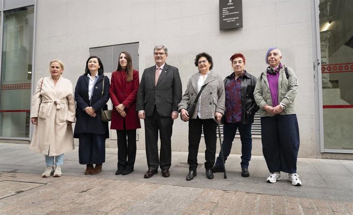 El alcalde, Juan Mari Aburto, junto a concejalas y familiares de Gabriel Aresti
