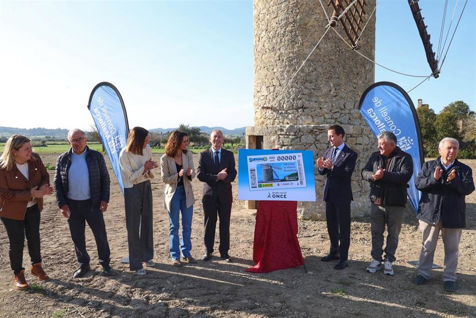 El presidente del Consell de Mallorca, Lloren Galmés, y el delegado de la ONCE en Baleares, José Antonio Toledo, presentan el cupón de la ONCE para el sorteo del 1 de marzo.