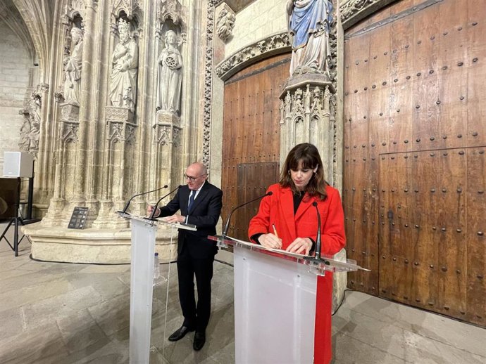 La alcaldesa de Vitoria-Gasteiz, Maider Etxebarria, y el diputado general de Álava, Ramiro González, han firmado este acuerdo en la Catedral de Santa María,