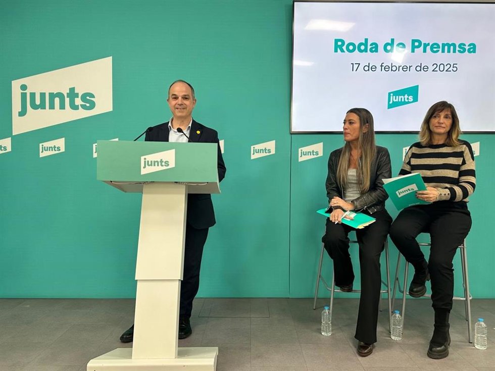 El secretario general de Junts, Jordi Turull, con la portavoz de partido en el Congreso, Miriam Nogueras y la diputada en el Parlament Glria Freixa