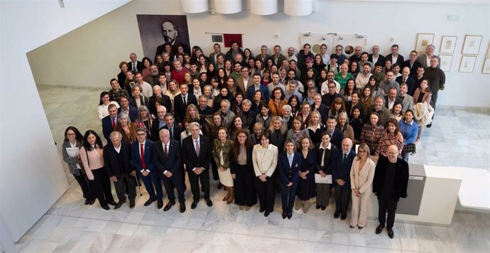 Tras inaugurar el nuevo Centro de Neurociencias Cajal en el campus de la UAH, la ministra Durant se ha hecho una foto de familia con gran parte del equipo de investigadores y técnicos.