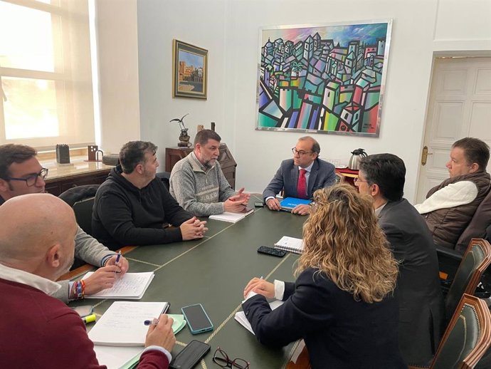 El alcalde de Cáceres, Rafael Mateos, en la reunión con representantes de la Federación Distrito Norte para abordar el trasladado del mercadillo.
