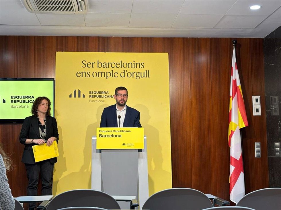 Los concejales de ERC en el Ayuntamiento de Barcelona Jordi Castellana y Eva Baró en rueda de prensa