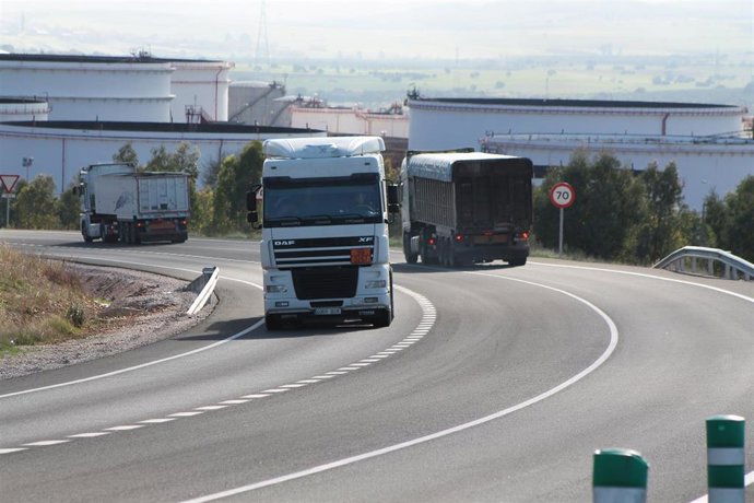 Archivo - Tráfico en una carretera.